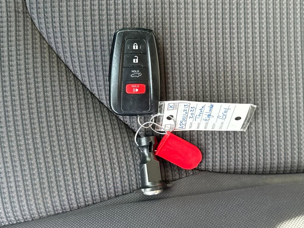 Used 2023 Toyota Highlander LE image 29