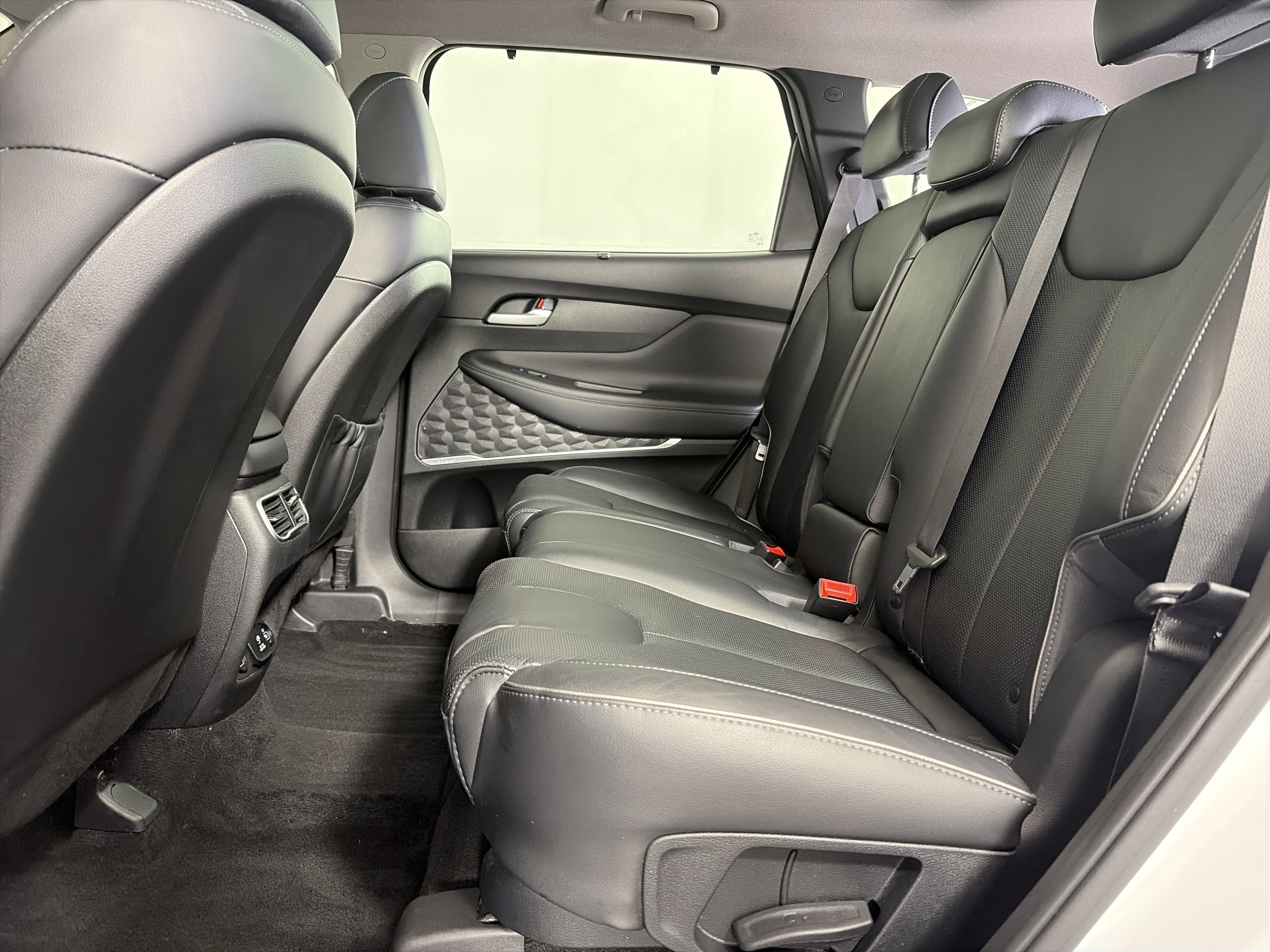 Certified 2023 Hyundai Santa Fe Limited w/ Cargo Package AWD/4WD image 7