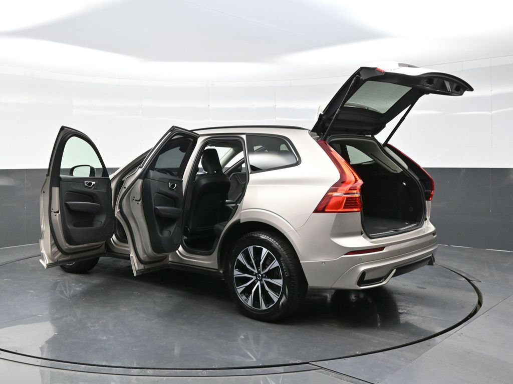 Used 2025 Volvo XC60 B5 Plus image 38