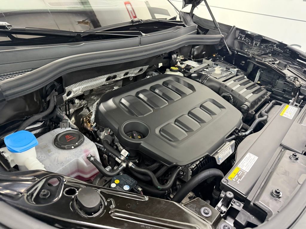 Used 2025 Volkswagen Tiguan SEL R-Line AWD/4WD image 9