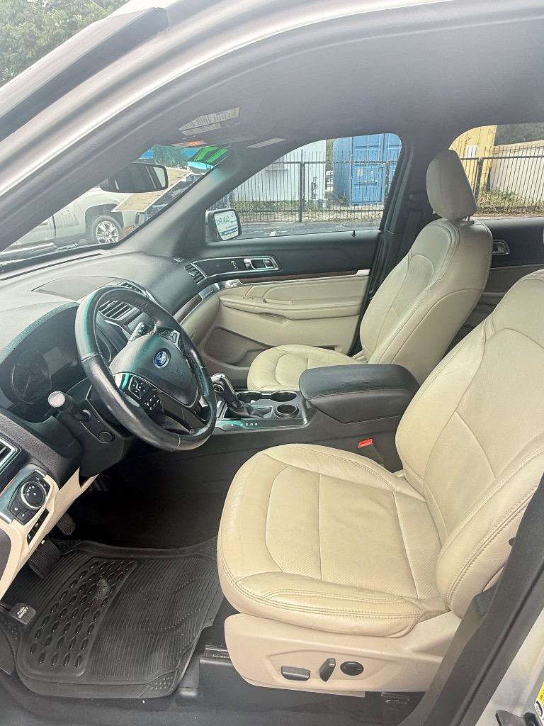 Used 2019 Ford Explorer Limited w/ Class III Trailer Tow Package FWD image 4