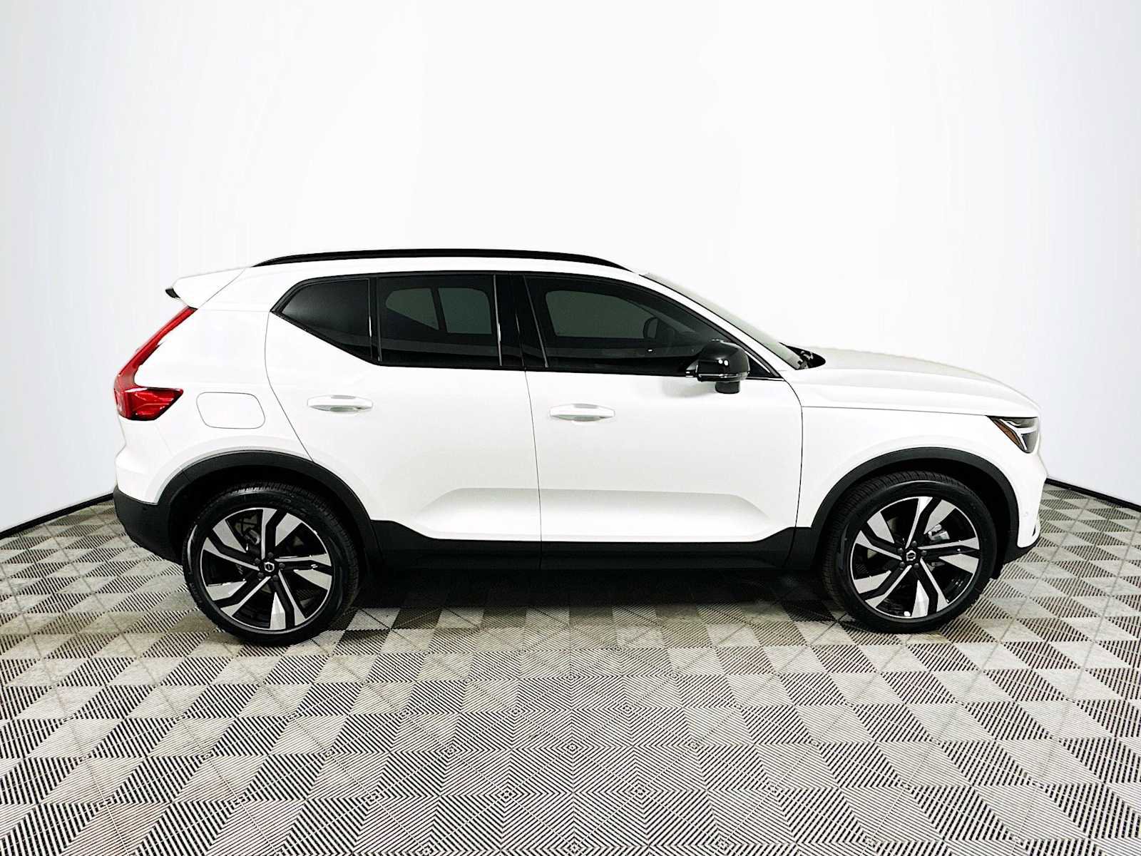 New 2026 Volvo XC40 B5 Ultra w/ Climate Package image 8