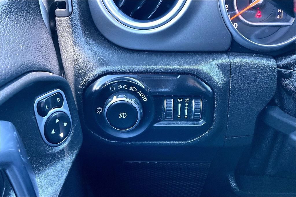 Used 2018 Jeep Wrangler Unlimited Sahara AWD/4WD image 15
