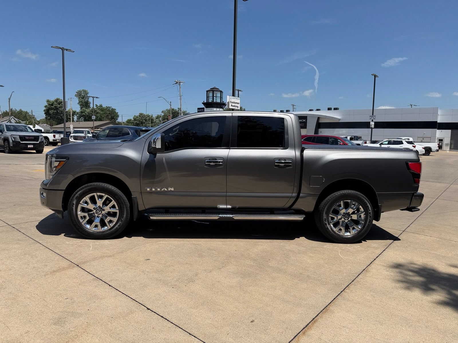 Used 2021 Nissan Titan SL w/ Moonroof Package AWD/4WD image 7