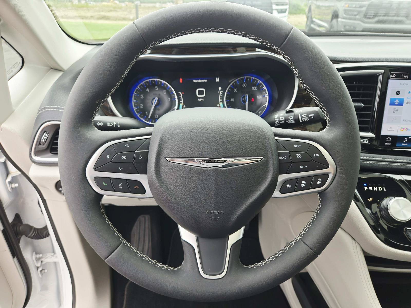Used 2024 Chrysler Pacifica Limited FWD image 23
