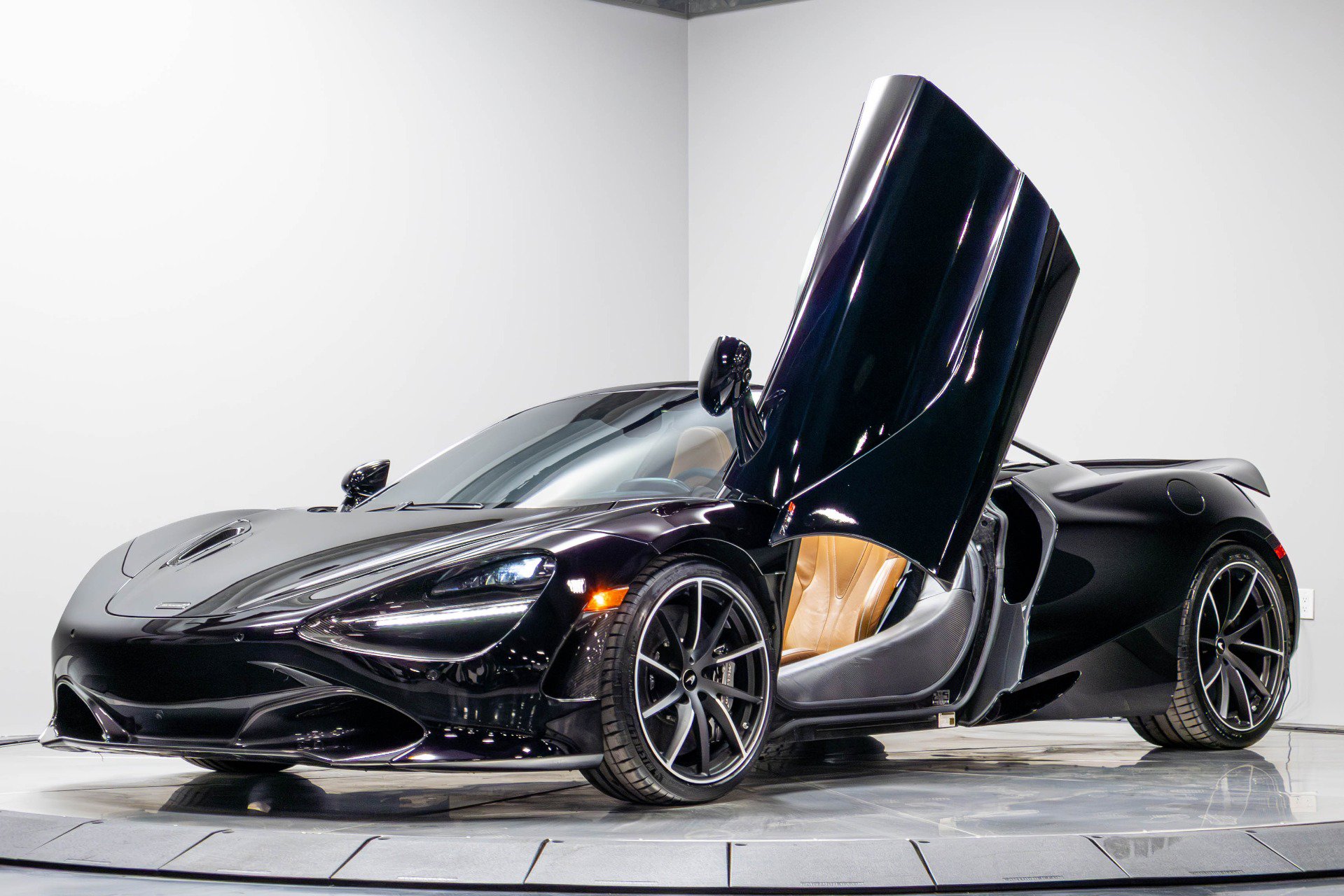 Used 2019 McLaren 720S Luxury RWD image 3