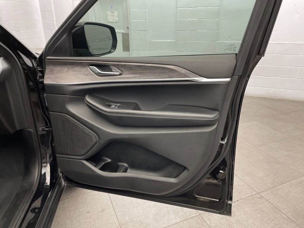 Certified 2024 Jeep Grand Cherokee L Limited w/ Luxury Tech Group II image 30