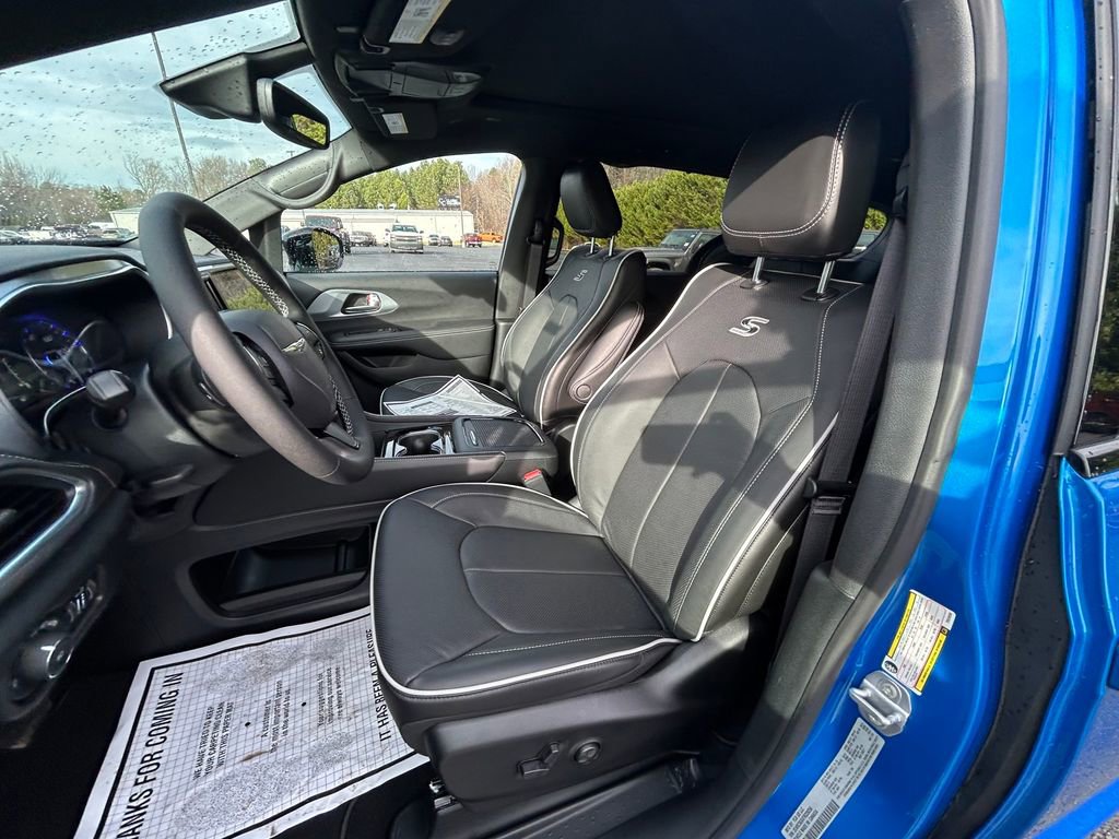 New 2026 Chrysler Pacifica Limited w/ S Appearance Package image 16