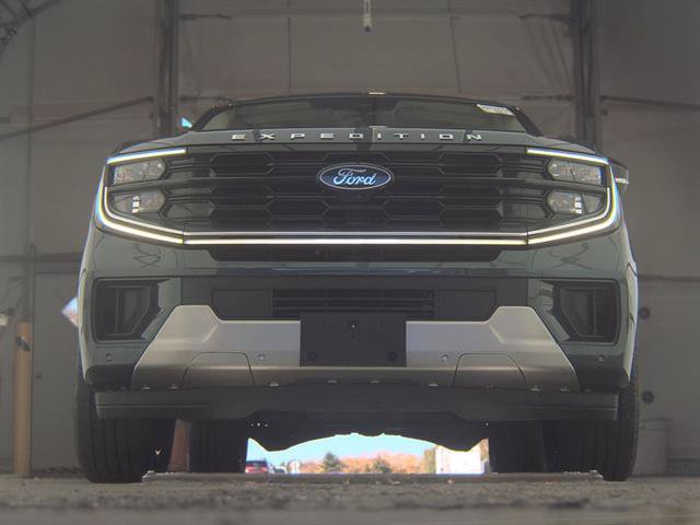 Used 2025 Ford Expedition Platinum w/ Driver's Package AWD/4WD image 3