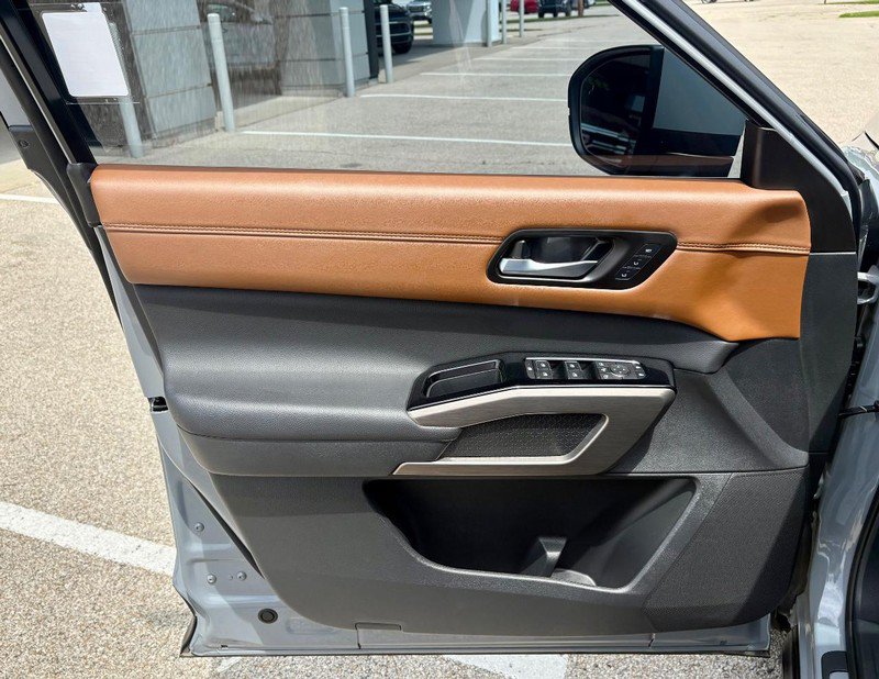 Used 2025 Nissan Pathfinder Platinum FWD image 18