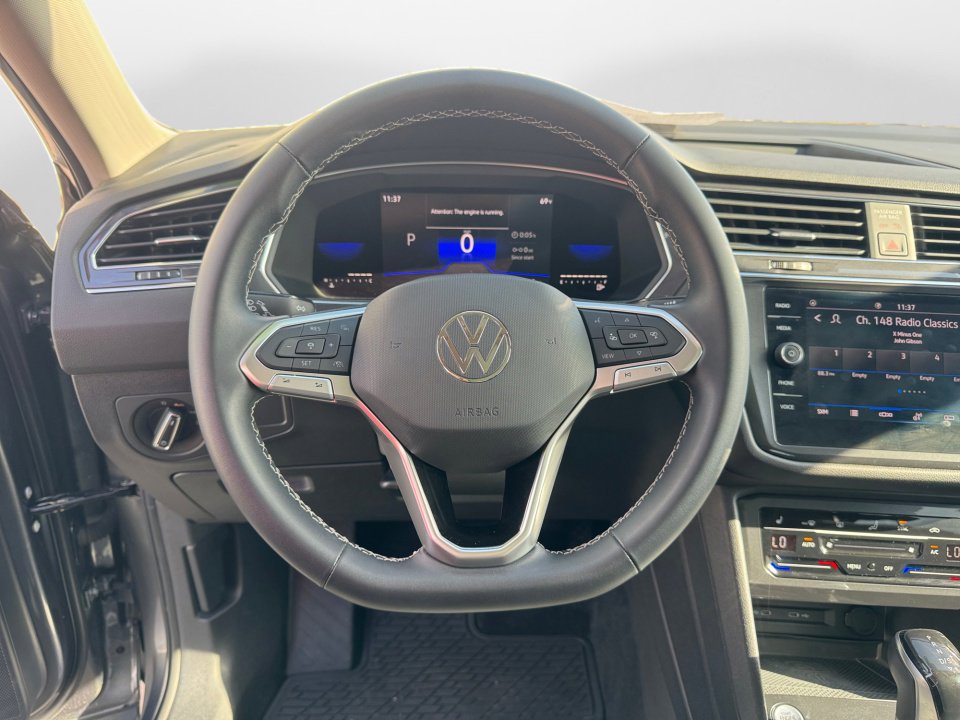 Used 2022 Volkswagen Tiguan SE w/ Panoramic Sunroof Package image 12