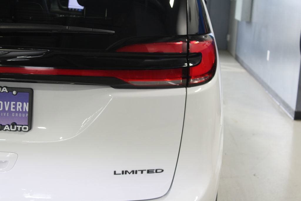 Used 2025 Chrysler Pacifica Limited FWD image 39