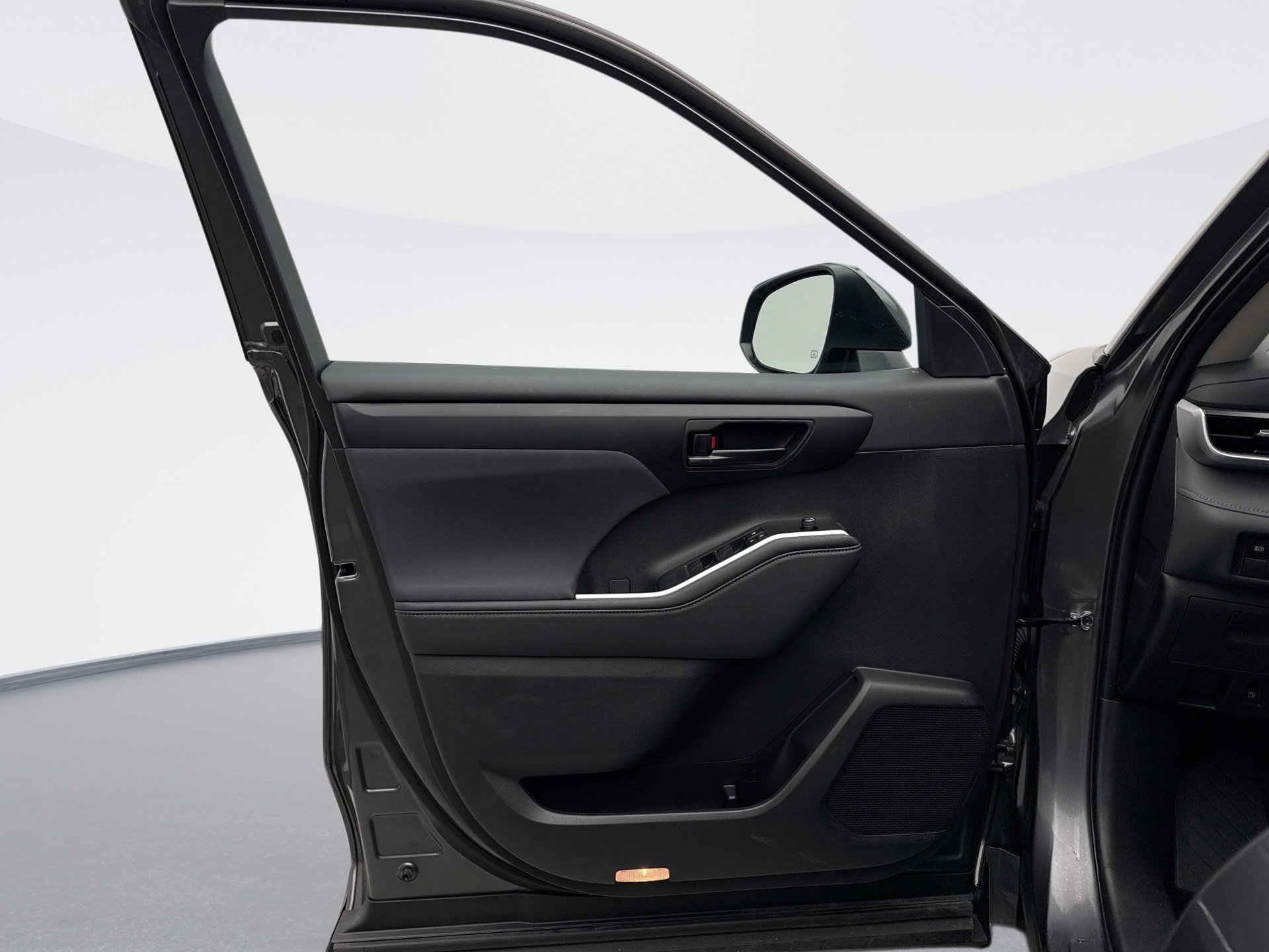 Used 2023 Toyota Highlander L image 9