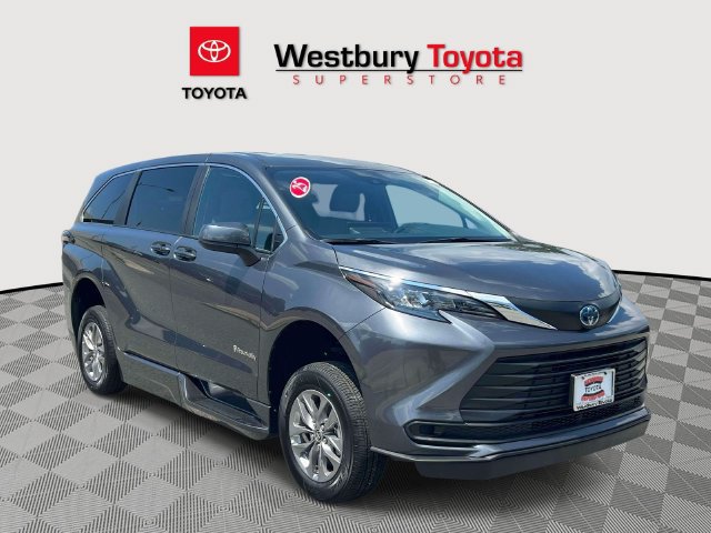 Used 2025 Toyota Sienna LE FWD image 1