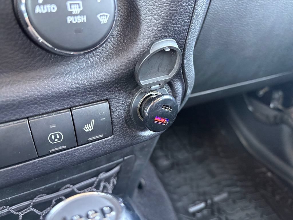 Used 2016 Jeep Wrangler Unlimited Rubicon AWD/4WD image 34