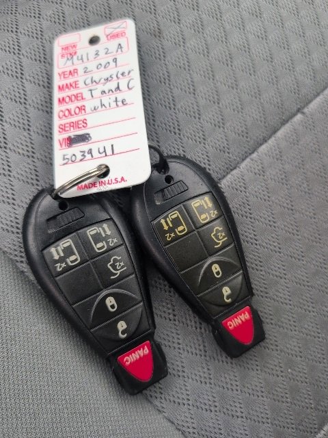 Used 2009 Chrysler Town & Country Touring image 41