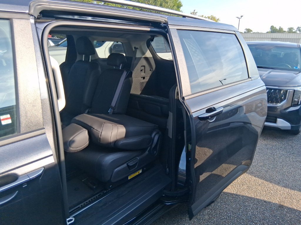 Certified 2026 Kia Carnival EX FWD image 17
