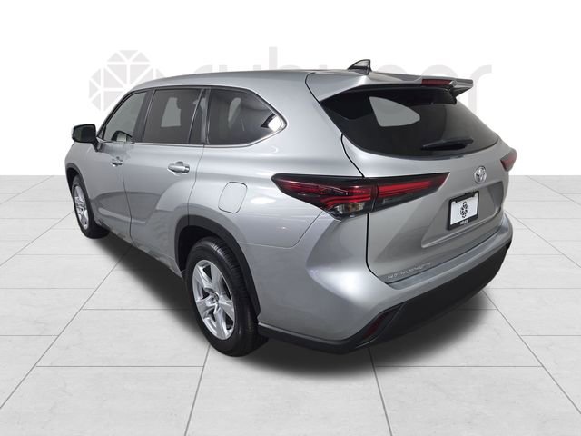 Used 2024 Toyota Highlander LE image 3
