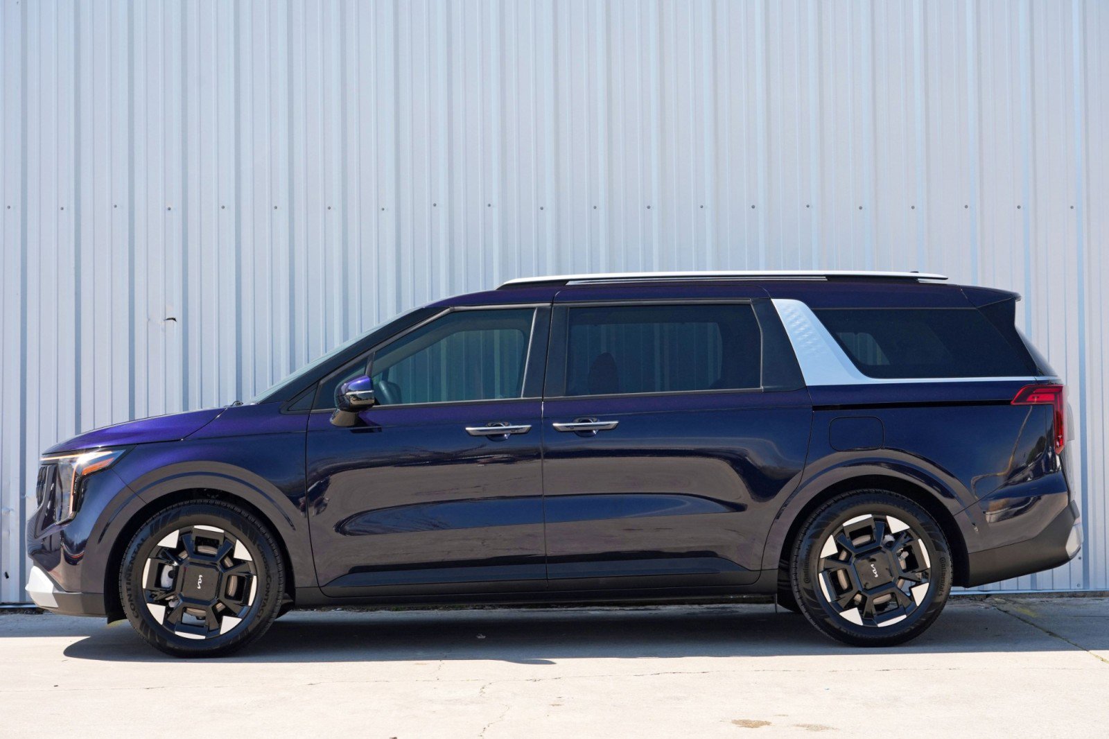 Used 2025 Kia Carnival EX FWD image 9