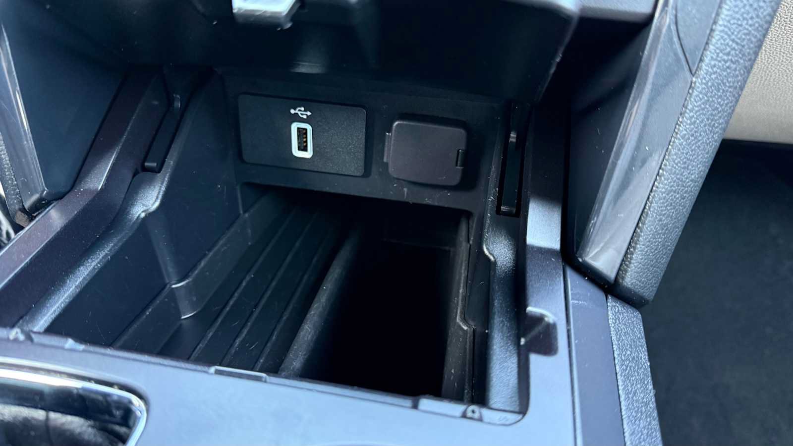 Used 2019 Ford Explorer XLT w/ Equipment Group 202A AWD/4WD image 27