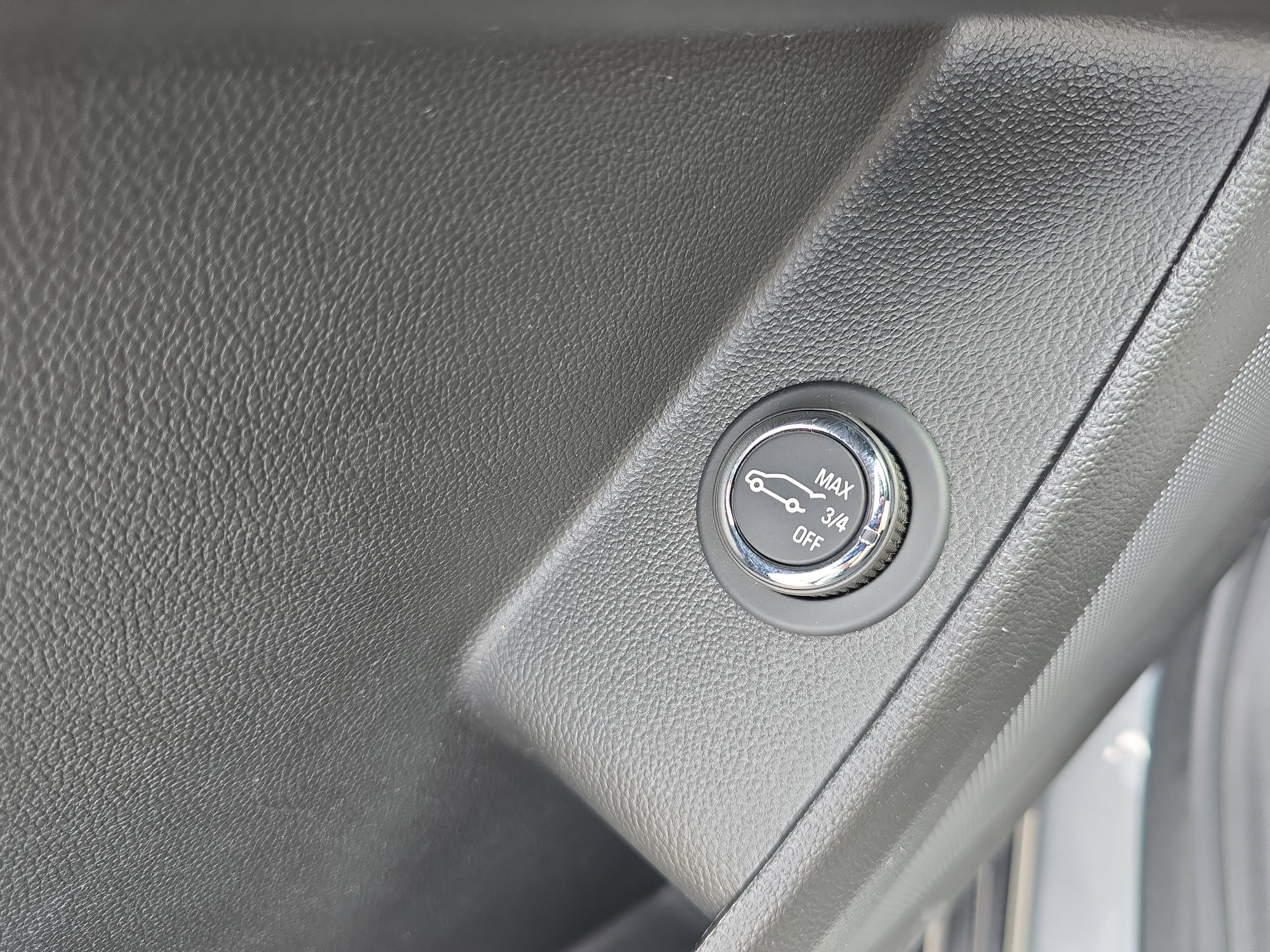 Used 2023 Chevrolet Traverse LT image 32