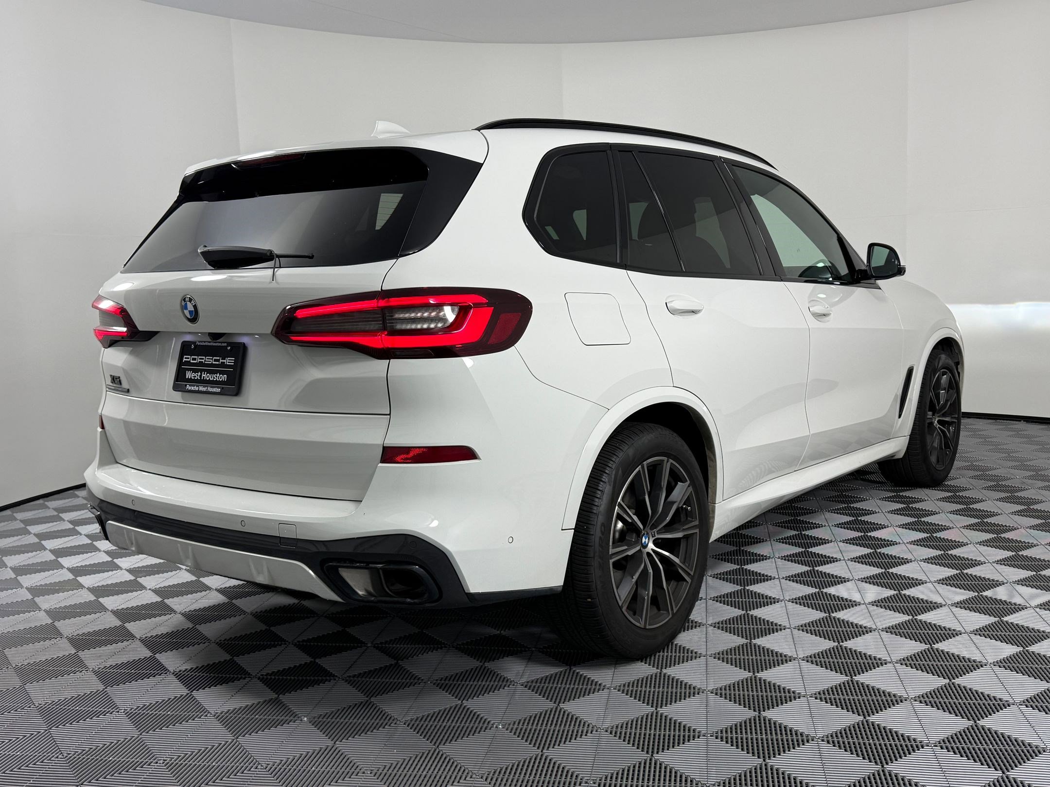 Used 2023 BMW X5 xDrive40i w/ M Sport Package image 9