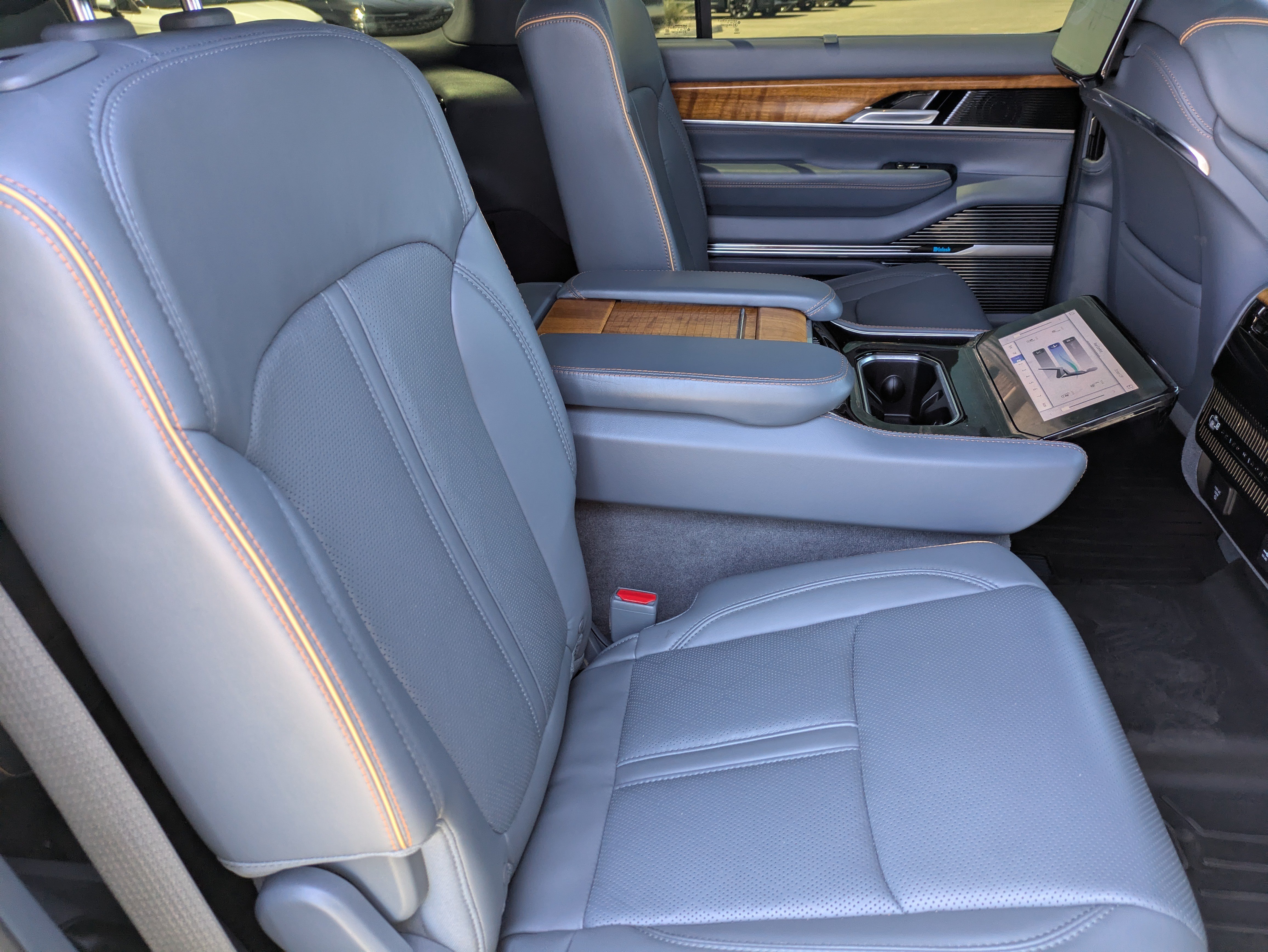 Used 2023 Jeep Grand Wagoneer L Series II w/ Premium Group II AWD/4WD image 14