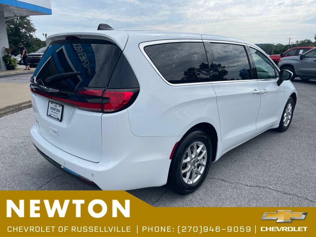 Used 2023 Chrysler Pacifica Touring-L FWD image 45