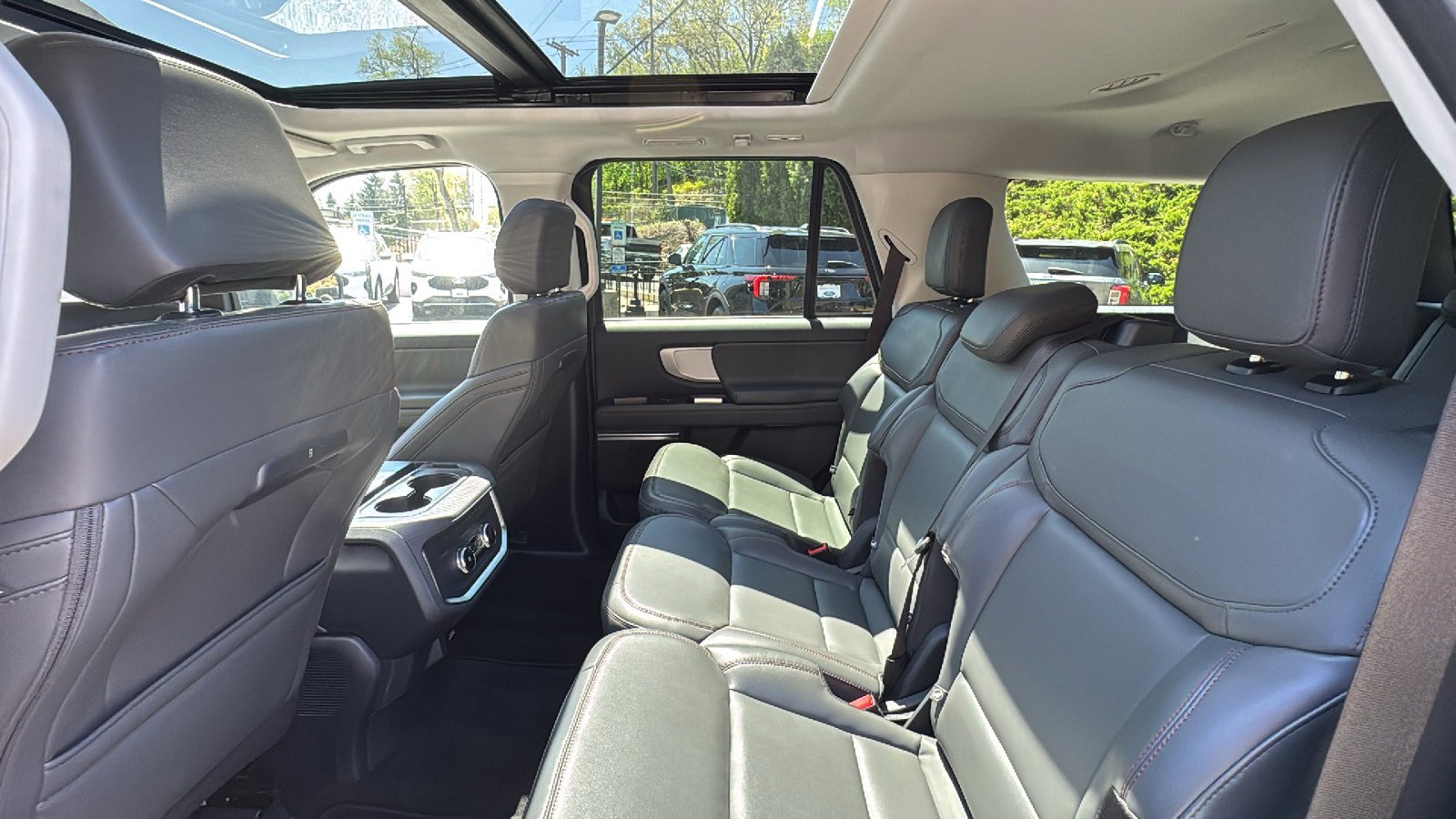 Used 2025 Ford Expedition Active AWD/4WD image 28