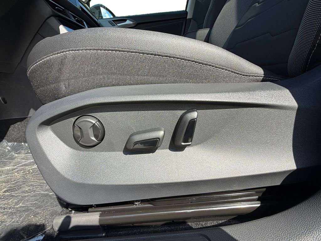 New 2025 Volkswagen Taos SE image 10