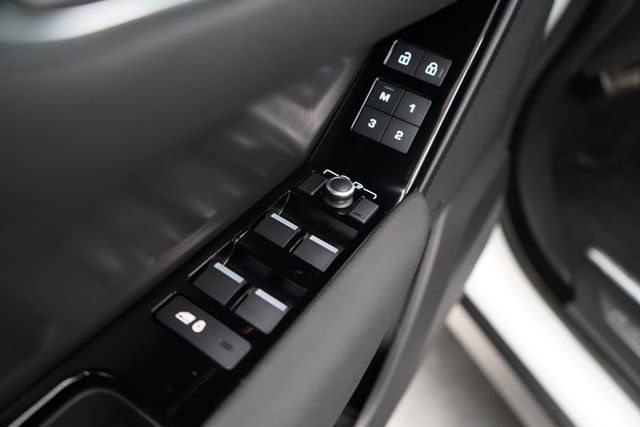 Used 2024 Land Rover Range Rover Velar Dynamic SE image 19