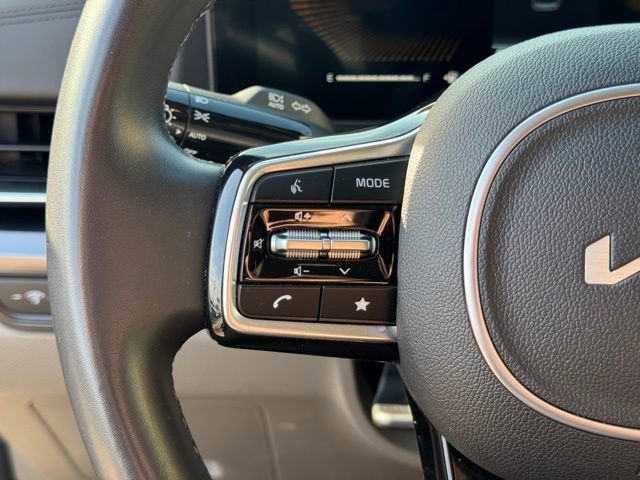 Used 2025 Kia Carnival FWD image 26