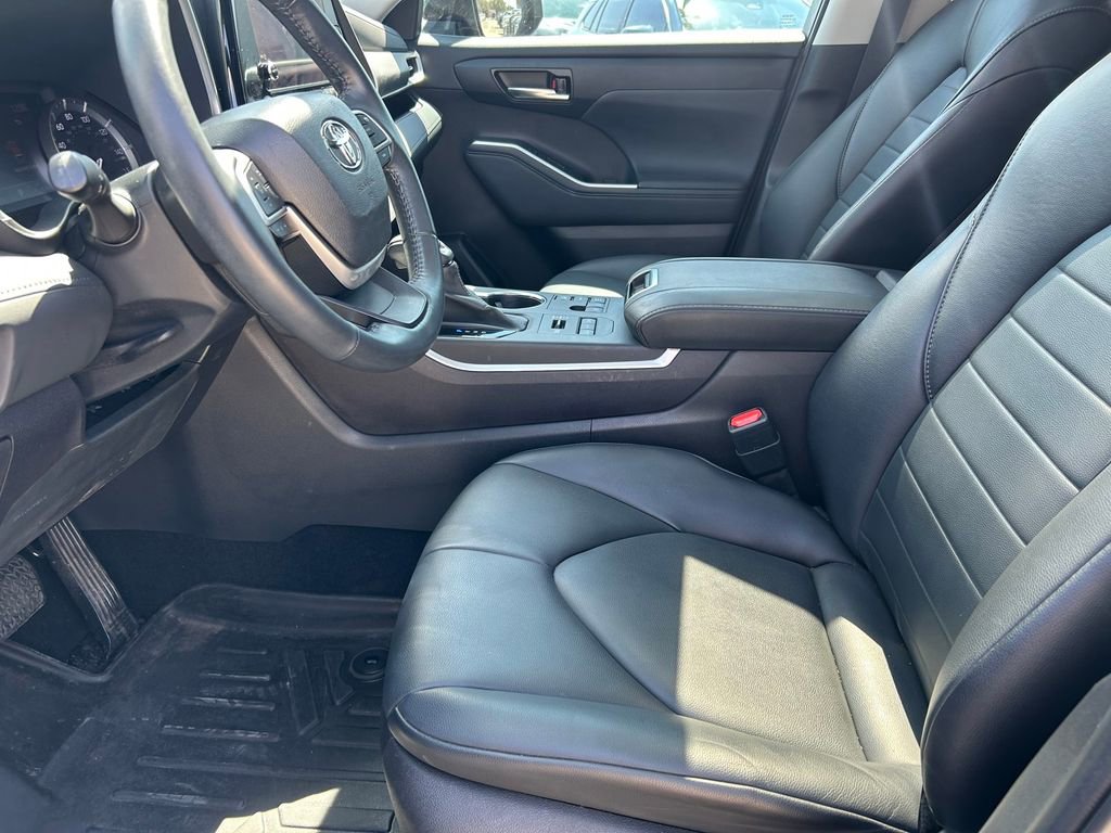 Used 2023 Toyota Highlander XLE image 11