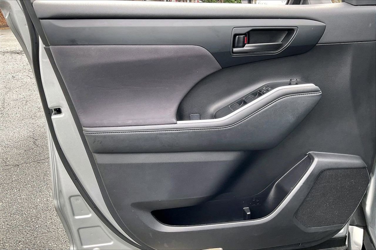 Used 2023 Toyota Highlander L image 26