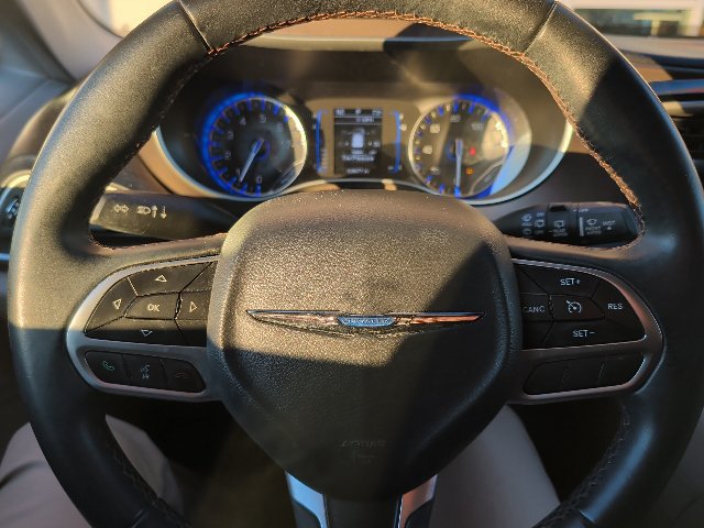 Used 2017 Chrysler Pacifica Touring-L FWD image 14