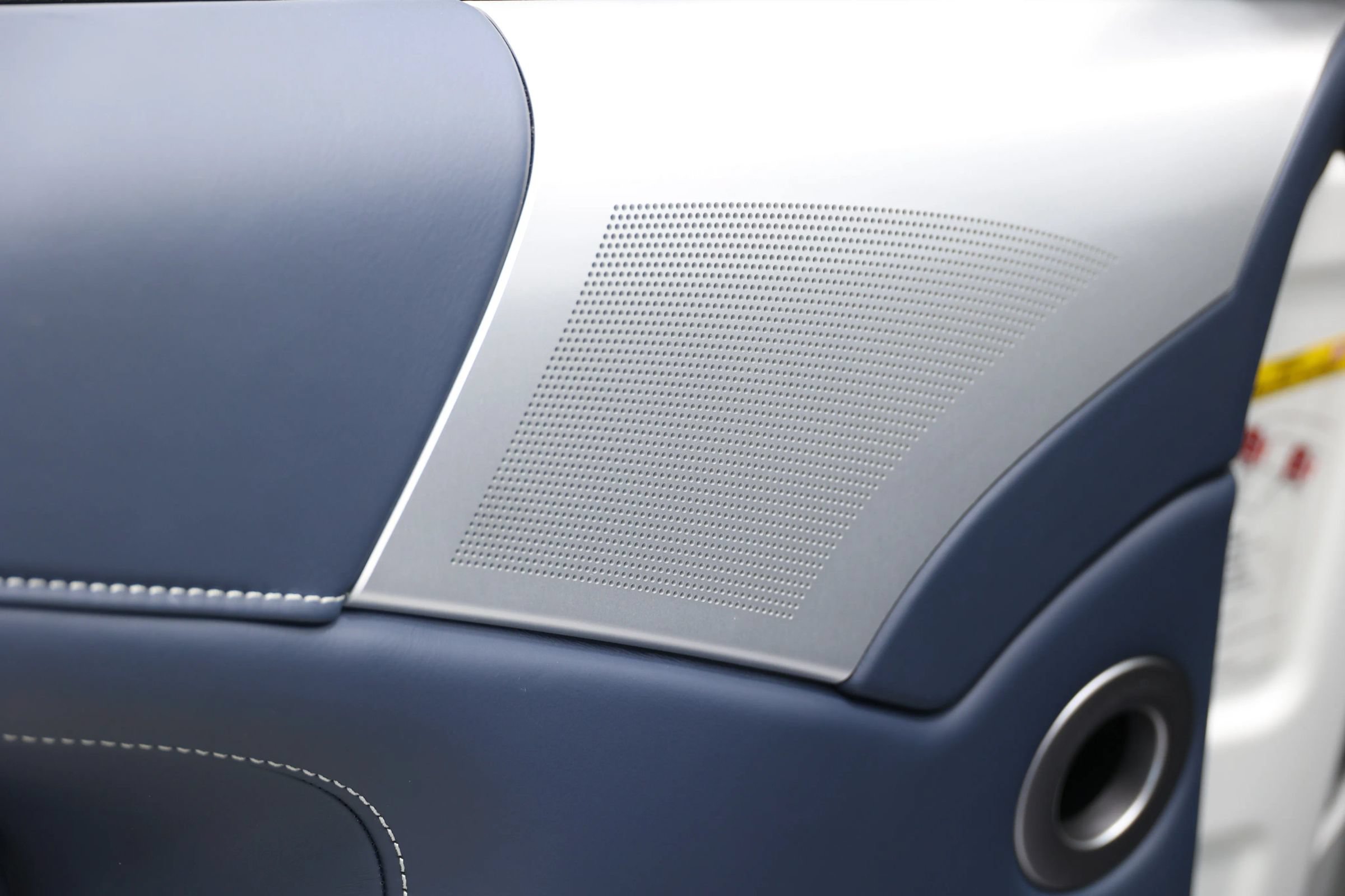 Used 2012 Aston Martin Virage Volante RWD image 10