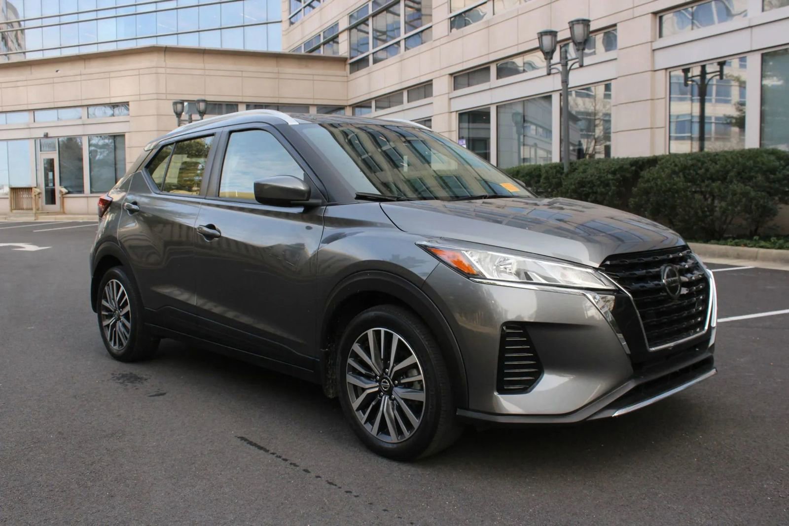 Used 2021 Nissan Kicks SV image 1