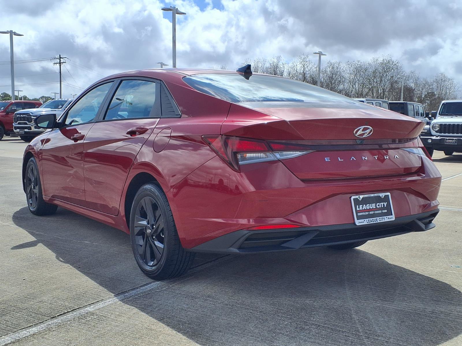 Used 2021 Hyundai Elantra SEL image 2