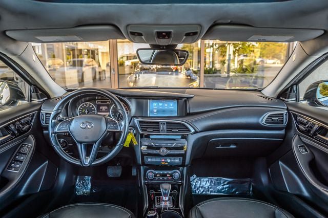 Used 2017 INFINITI QX30 Premium w/ Navigation Package FWD image 3