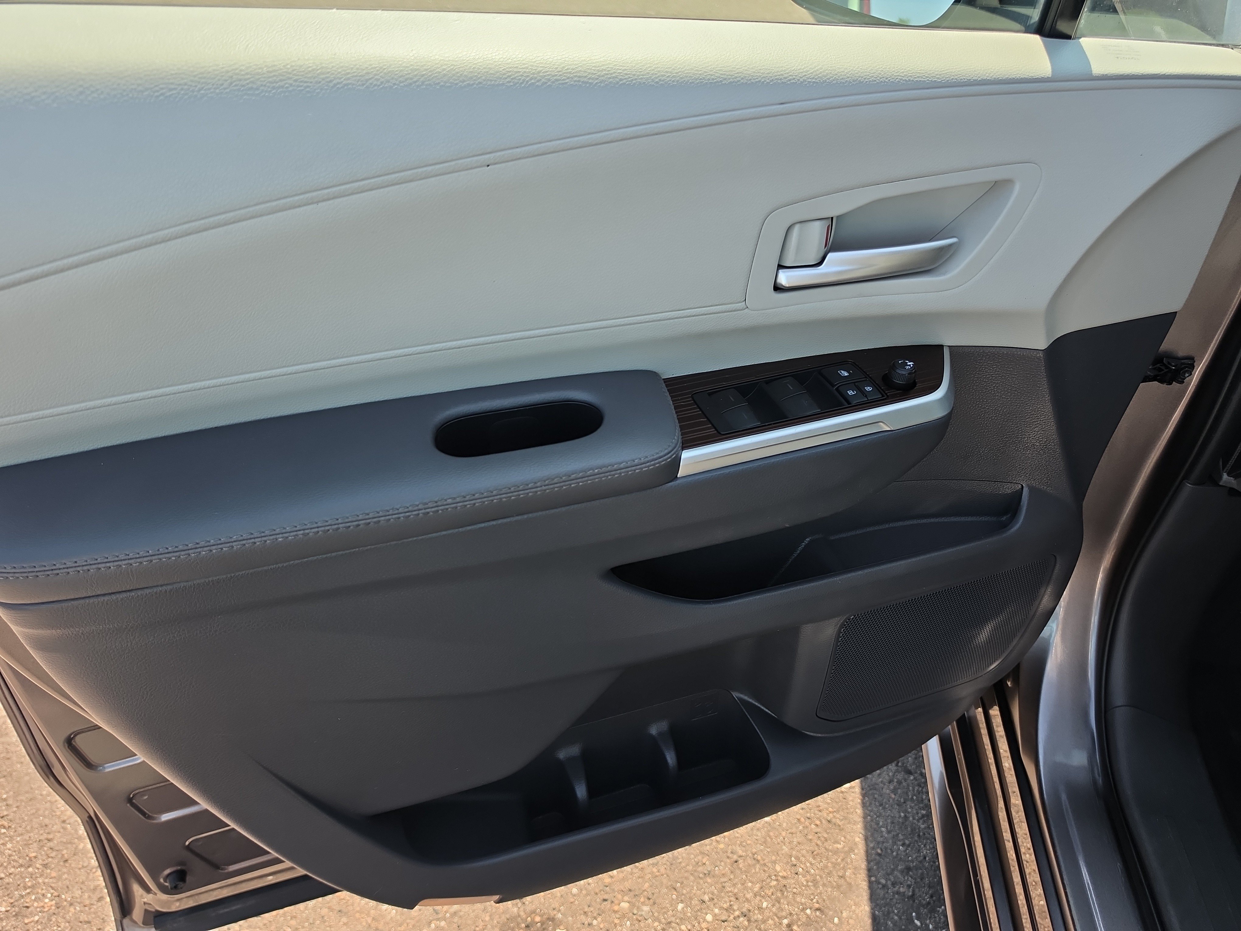 Used 2022 Toyota Sienna XLE FWD image 18
