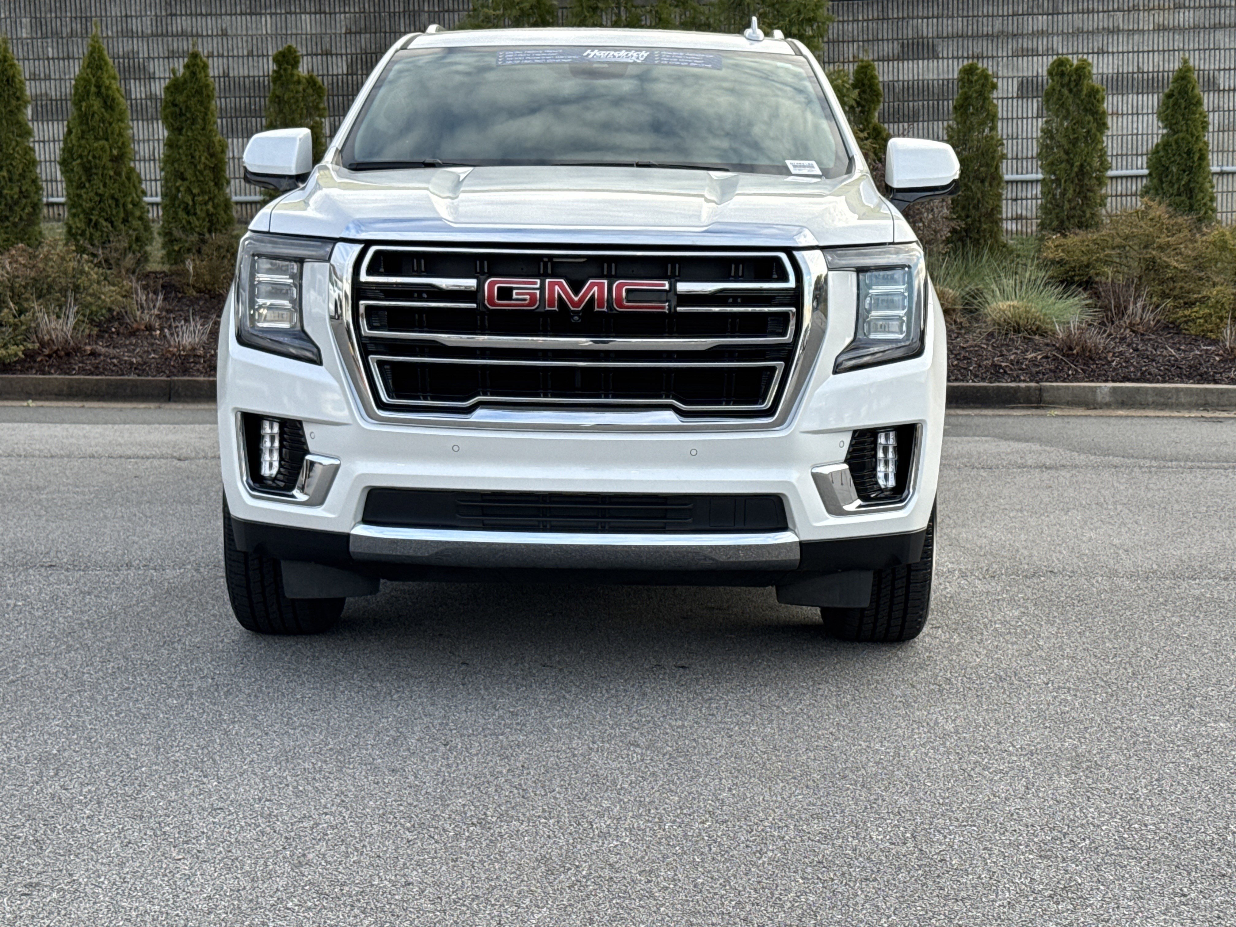 Used 2024 GMC Yukon XL SLT w/ SLT Luxury Package image 3