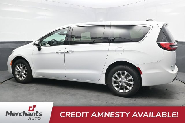Used 2023 Chrysler Pacifica Touring-L AWD/4WD image 4