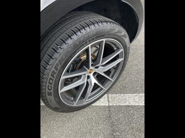 Used 2023 Porsche Macan AWD/4WD image 19