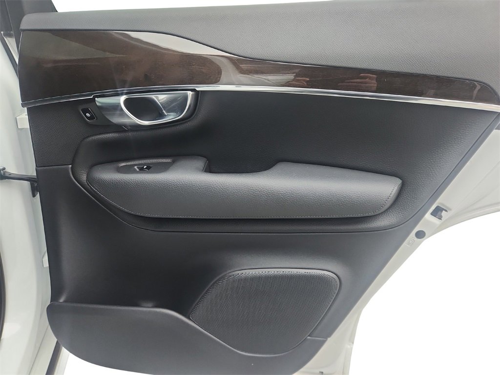 Used 2017 Volvo XC90 T6 Momentum w/ Vision Package image 30