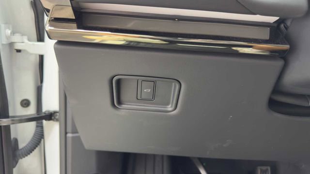 Used 2024 Land Rover Range Rover Sport Dynamic SE image 32