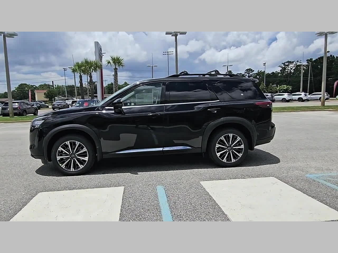 New 2026 Nissan Pathfinder Platinum FWD image 24