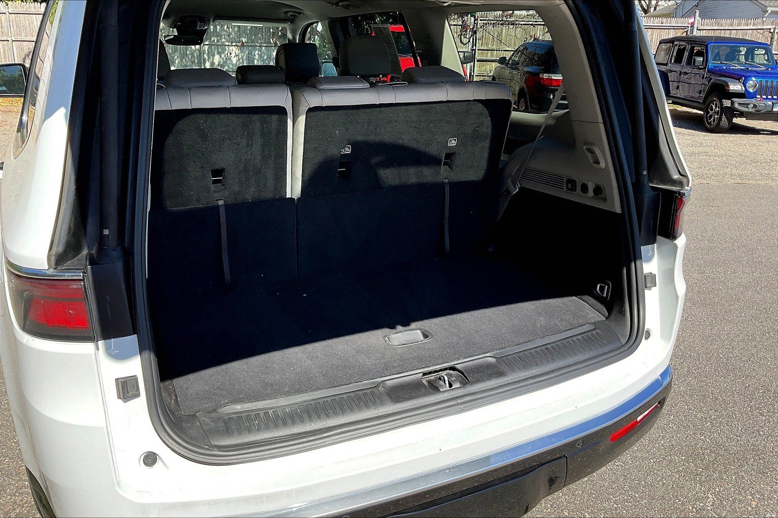 Used 2024 Jeep Wagoneer Series II w/ Flexible Seating Group image 31