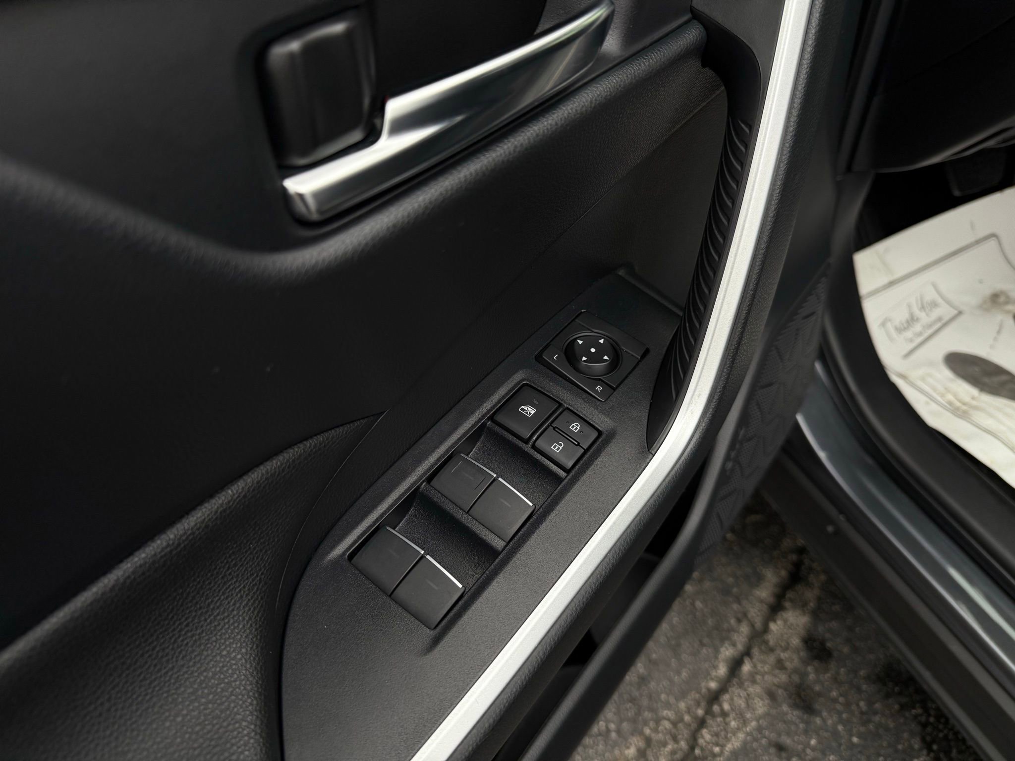 Used 2022 Toyota RAV4 SE image 32