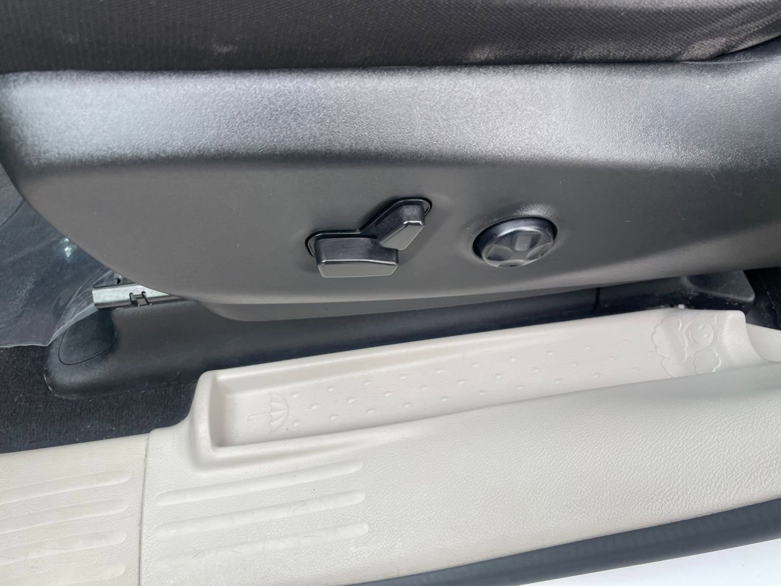 Used 2023 Chrysler Voyager LX image 22