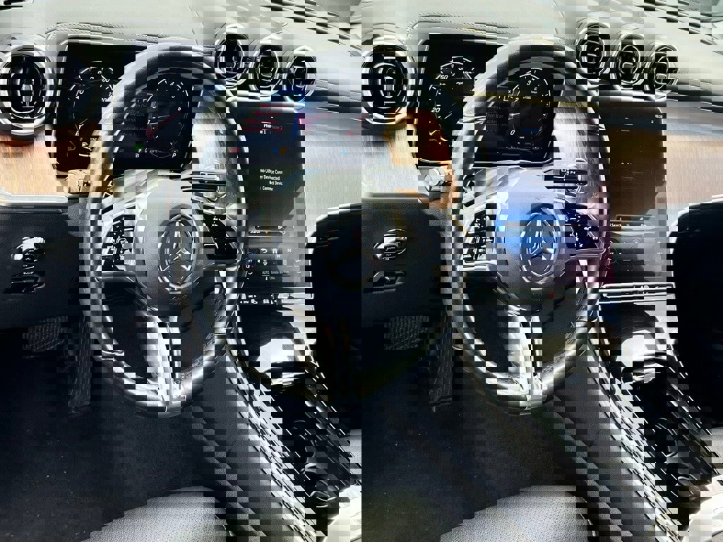 Used 2024 Mercedes-Benz GLC 300 4MATIC image 6